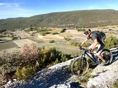 E-bike Enduro - Colorado provençal et pépites du Luberon - Azimut Ski Bike Mountain - www.azimut.ski